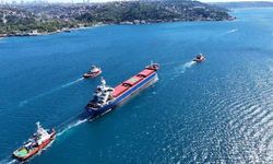 Rusya'da İHA saldırısına uğrayan gemi İstanbul Boğazı'nda geçiyor; trafik çift yönlü kapatıldı