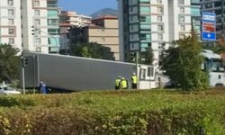 Seyir halindeki TIR'ın dorsesinin koptuğu anlar kamerada