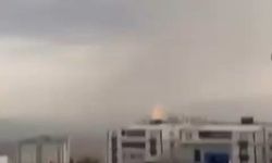 Şırnak'ta 8 katlı binaya yıldırım isabet etti; o anlar kamerada