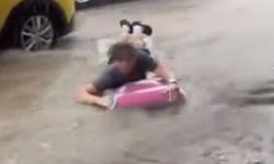 Şişme yataklarla sel sularında yüzdüler