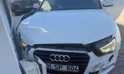Sitede otomobil, park halindeki araca ardından duvara çarptı; kaza kamerada