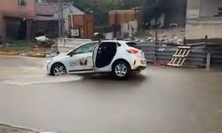 Sultanbeyli'de otomobil yağmur sonrası bir bölümü çöken yolda mahsur kaldı