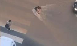 Sultanbeyli'de yağmur suyunda sürüklenerek yere düşen çocuğa sürücü yardım etti