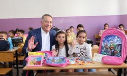 Sultangazi'de 1. sınıf öğrencilerine kırtasiye seti desteği