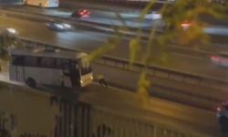 Sultangazi'de arızalanan midibüsü yol kenarına iten kadın polis kamerada