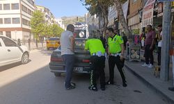 Sürücünün açtığı kapı elektrikli bisikletteki kadına çarptı, gözlük camının parçaları yüzüne saplandı