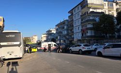 Sürücüsünün kalp krizi geçirdiği servis minibüsü, otomobille çarpıştı