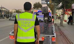 Taksi şoförü ile motokuryenin trafikte tekmeli yumruklu kavgası kamerada