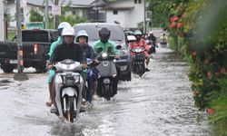 Tayland'ın başkenti Bangkok'ta sel 700 bin kişiyi etkiledi