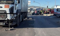 TIR'la otomobil çarpıştı: 1'i ağır, 2 yaralı