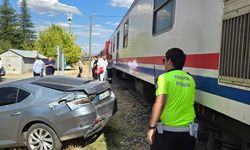 Tren, hemzemin geçitte otomobile çarptı: 1 yaralı