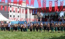 Uluslararası Pasinler Karakucak Güreşleri'nde Kenan Gör başpehlivan oldu