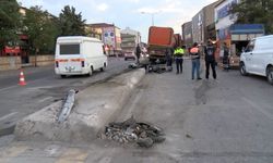 Ümraniye'de servis minibüsüyle İBB'ye ait atık kamyonu çarpıştı: 2 yaralı