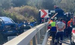 Virajda yol kenarındaki otomobile çarpan kamyon devrildi; 1 ölü, 1 yaralı