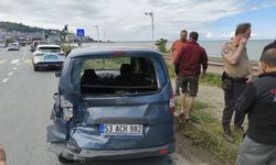 Yabancı plakalı cip, kırmızı ışıkta bekleyen 3 araca çarptı: 1 yaralı