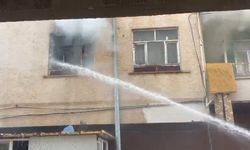 Yangında mahsur kalan kadını konteynerin üzerine çıkarak kurtardılar