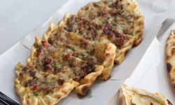 Yanlış iğneyle engelli kaldı, hayata küsmedi; annesinin lahmacunlarını Türkiye'ye tattırmak istiyor