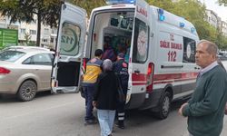 Yaya geçidinde duran kamyonete otomobilin çarptığı kaza kamerada
