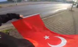 Yerde gördüğü Türk bayrağını alan kurye Gülten'e vali tebriği