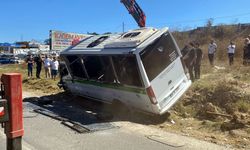 Yolcu minibüsü elektrik direğine çarptı; 1'i bebek 3 yaralı
