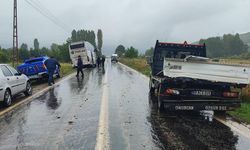 Yolcu otobüsü, kamyonete çarptı: 2 yaralı