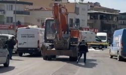 Yolun karşısına geçerken iş makinesinin çarptığı yaya öldü