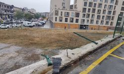 Zeytinburnu'nda otoparktan 3 metre aşağı düşen otomobilin sürücüsü yaralandı