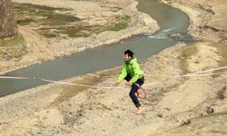 120 metre genişliğinde 60 metre derinliğindeki kanyonda halat üzerinde yürüyüş