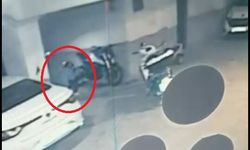 2 şüphelinin motosikletten parça çaldıkları anlar kamerada