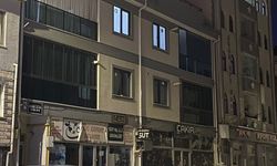 3'üncü kattaki evlerinin balkonundan düşüp, ağır yaralandı