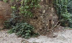 565 yıllık medrese apartmanların arasında zamana direniyor