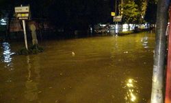 Adana'da sağanak; yollar göle döndü