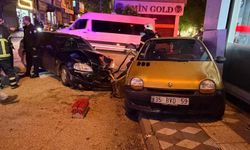 Adıyaman'da kazanın ardından savrulan iki otomobil vitrin camına çarptı: 2 yaralı