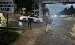 Adıyaman'da sağanak; araçlar suya gömüldü, caddeleri su bastı