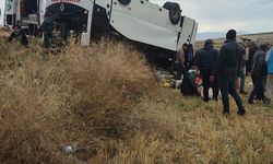 Afyonkarahisar'da midibüs, şarampole devrildi: 25 yaralı