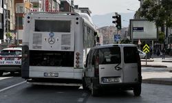 Akrabasını bıçakladı, kaçarken aracıyla özel halk otobüsüne çarptı