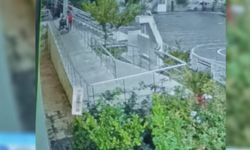 Aniden yağmur bastırınca engelli arkadaşının yardımına koştu