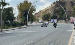 Ankara'da elektrikli bisiklet ile otomobilin çarpıştığı kaza anı kamerada