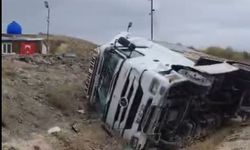 Ankara'da TIR devrildi sürücüsü yaralandı