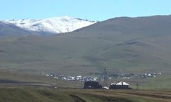 Ardahan'ın yüksek kesimlerine kar yağdı