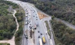Arnavutköy'de hafriyat kamyonunun devrildiği anlar kamerada -1