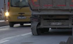 Arnavutköy'de servis minibüsü park halindeki hafriyat kamyonuna çarptı: 9 yaralı