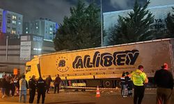 Arnavutköy'de seyir halindeki TIR, otobüs durağına daldı
