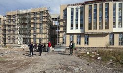 Asansör kurarken 4 kat yüksekliğinden düşüp, ağır yaralandı