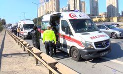 Ataşehir'de motosiklet otomobile çarptı; 2 yaralı