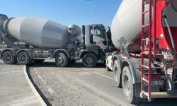 Avcılar'da iki beton mikseri çarpıştı; yaralı şoför hastaneye kaldırıldı