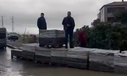 Avcılar'da rögarlar taştı; sokaklar su altında kaldı