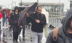 Avcılar'da sağanak ve fırtınada şemsiyelerini kullanmakta zorlandılar