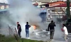 Avcılar'da seyir halindeki otomobil alev alev yandı