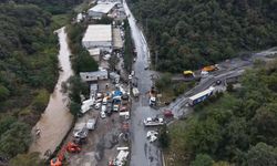 Ayazağa'da sel nedeniyle sürüklenen araçlar havadan görüntülendi